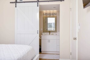 2 bedrooms, WiFi, bed sheets - Waterfront Retreat 2BR 2BA (Clearwater)