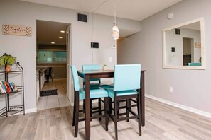 Dining - Relaxing waterfront retreat (Clearwater)