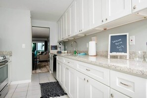 Fridge, microwave, oven, stovetop - Relaxing waterfront retreat (Clearwater)