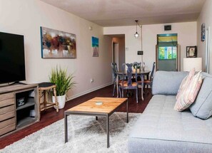 TV - Waterfront Condo in Dunedin/Clearwater (Clearwater)