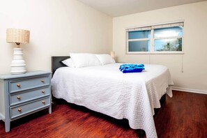 1 bedroom, WiFi, bed sheets - Serene Shore Retreat (Clearwater)