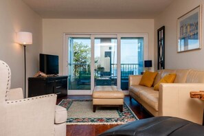 TV - Serene Shore Retreat (Clearwater)