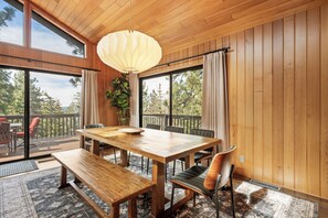 Rumah Basic, balkon, pemandangan gunung | Tempat makan