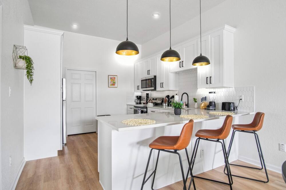 Sleek 3 Bedroom 2 Bath Just 5 Minutes to Downtown