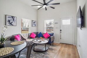 Apartment - Sleek 3 Bedroom 2 Bath Just 5 Minutes to Downtown (San Antonio)