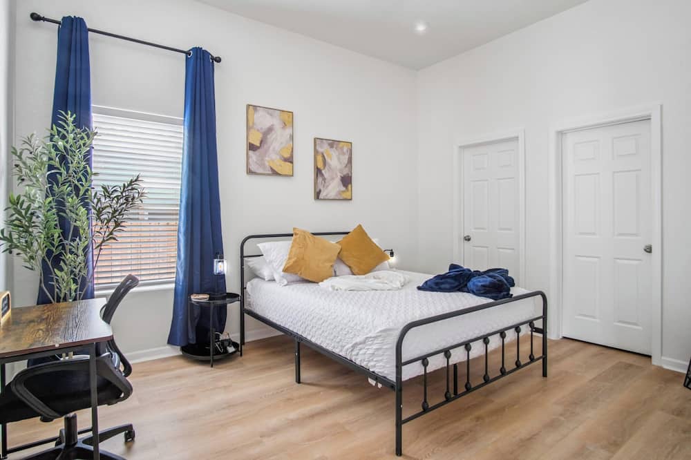 Sleek 3 Bedroom 2 Bath Just 5 Minutes to Downtown