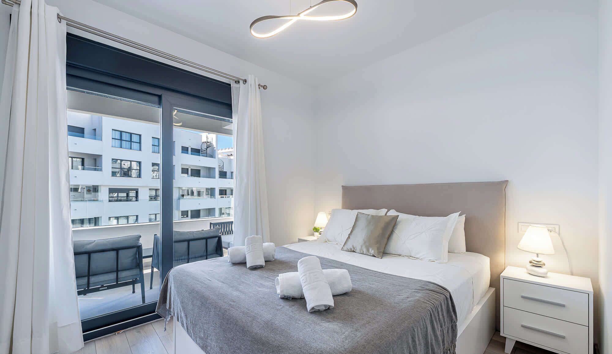 Tabla de planchar con plancha, wifi y ropa de cama 