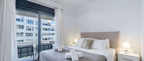 Tabla de planchar con plancha, wifi y ropa de cama