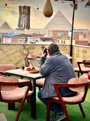 Outdoor dining - Farasha pyramids Hotel (Giza Governorate)