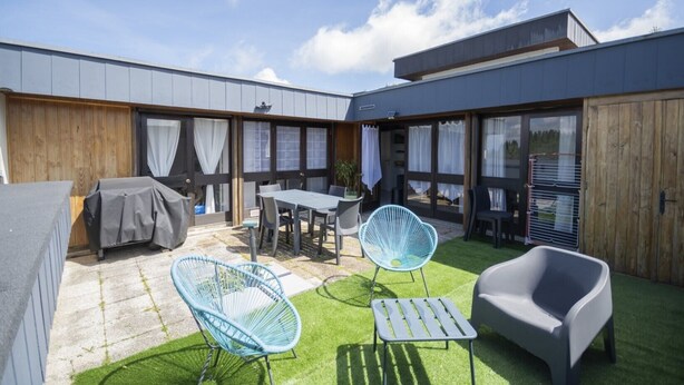 A patio with a table, chairs, and a grill. - Chalet Cottage 50 m from Lake with View, Private Terrace, and Wi-Fi (Le Vernet-Chaméane)