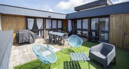 Chalet Cottage 50 m from Lake with View, Private Terrace, and Wi-Fi