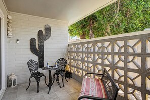 Outdoor dining - Pet-Friendly 1st-Floor Scottsdale Condo with Pool Near Old Town, Golf and Dining (Scottsdale)