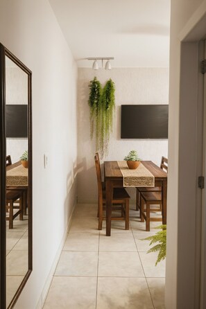 Dining - 450m from the beach. Functional apartment, 500MB Wi-Fi, garage, sleeps up to 5 people. (Balneário Camboriú)