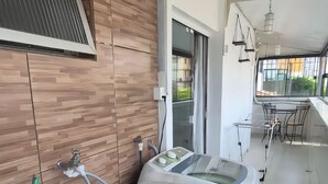 A modern bathroom with a large sink, a gas cylinder, and a window. - 450m from the beach. Functional apartment, 500MB Wi-Fi, garage, sleeps up to 5 people. (Balneário Camboriú)