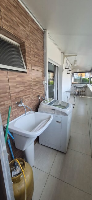 Interior - 450m from the beach. Functional apartment, 500MB Wi-Fi, garage, sleeps up to 5 people. (Balneário Camboriú)