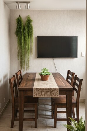 Dining - 450m from the beach. Functional apartment, 500MB Wi-Fi, garage, sleeps up to 5 people. (Balneário Camboriú)