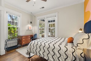3 bedrooms, desk, iron/ironing board, WiFi - Frequency House: Cozy & Creative Cooper-Young Stay (Memphis)
