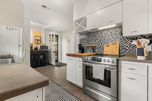 Fridge, microwave, oven, stovetop - Frequency House: Cozy & Creative Cooper-Young Stay (Memphis)