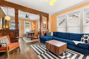 Smart TV, books, music library - Frequency House: Cozy & Creative Cooper-Young Stay (Memphis)