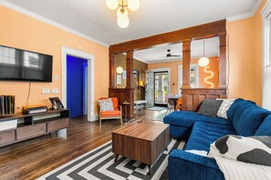 Smart TV, books, music library - Frequency House: Cozy & Creative Cooper-Young Stay (Memphis)