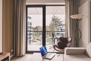 TV - Puro Apartment | Shellter Rogowo | Taras, Las & Plaża (Rogowo)