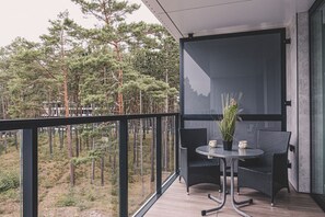Outdoor dining - Puro Apartment | Shellter Rogowo | Taras, Las & Plaża (Rogowo)