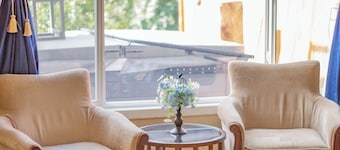 Cochrane Cozy Garden Suite