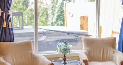 Cochrane Cozy Garden Suite