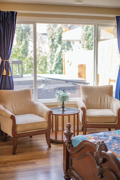 Cochrane Cozy Garden Suite