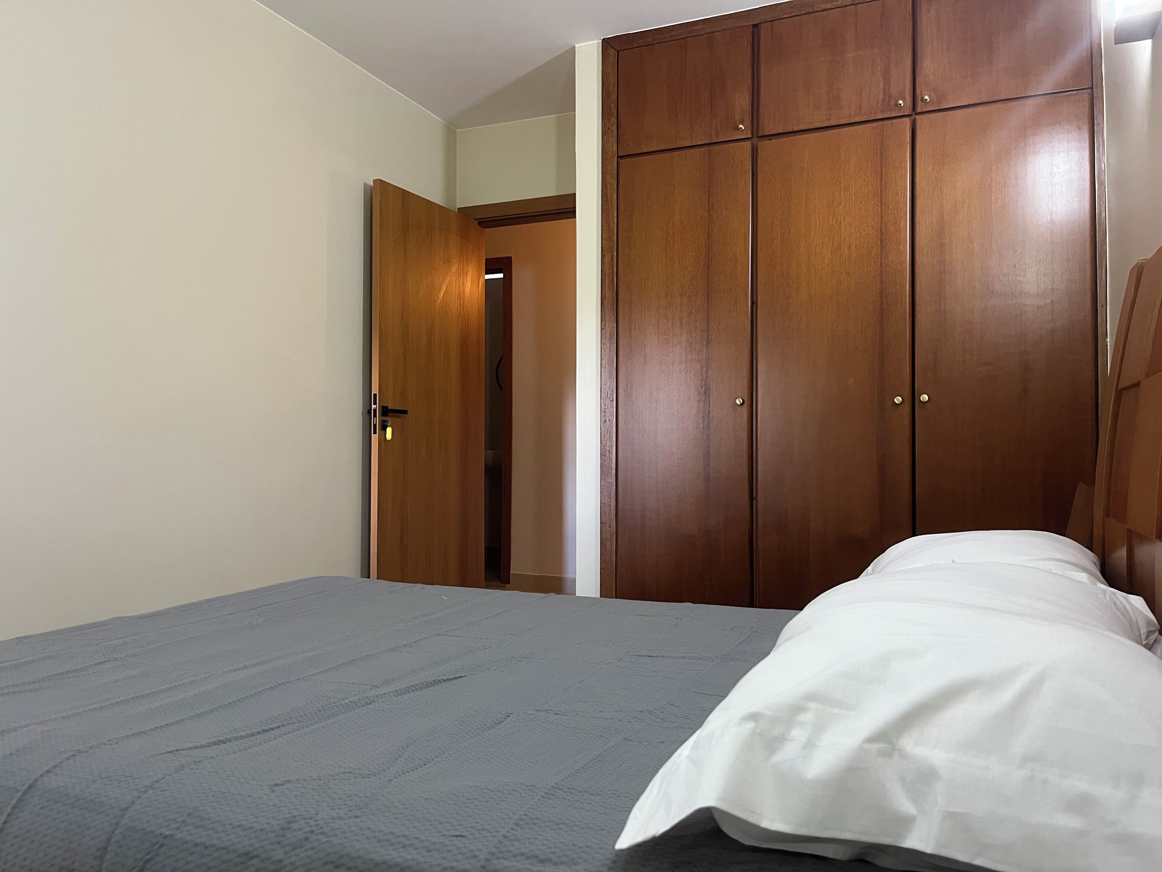 Escritorio, espacio para trabajar con laptop y cortinas blackout 