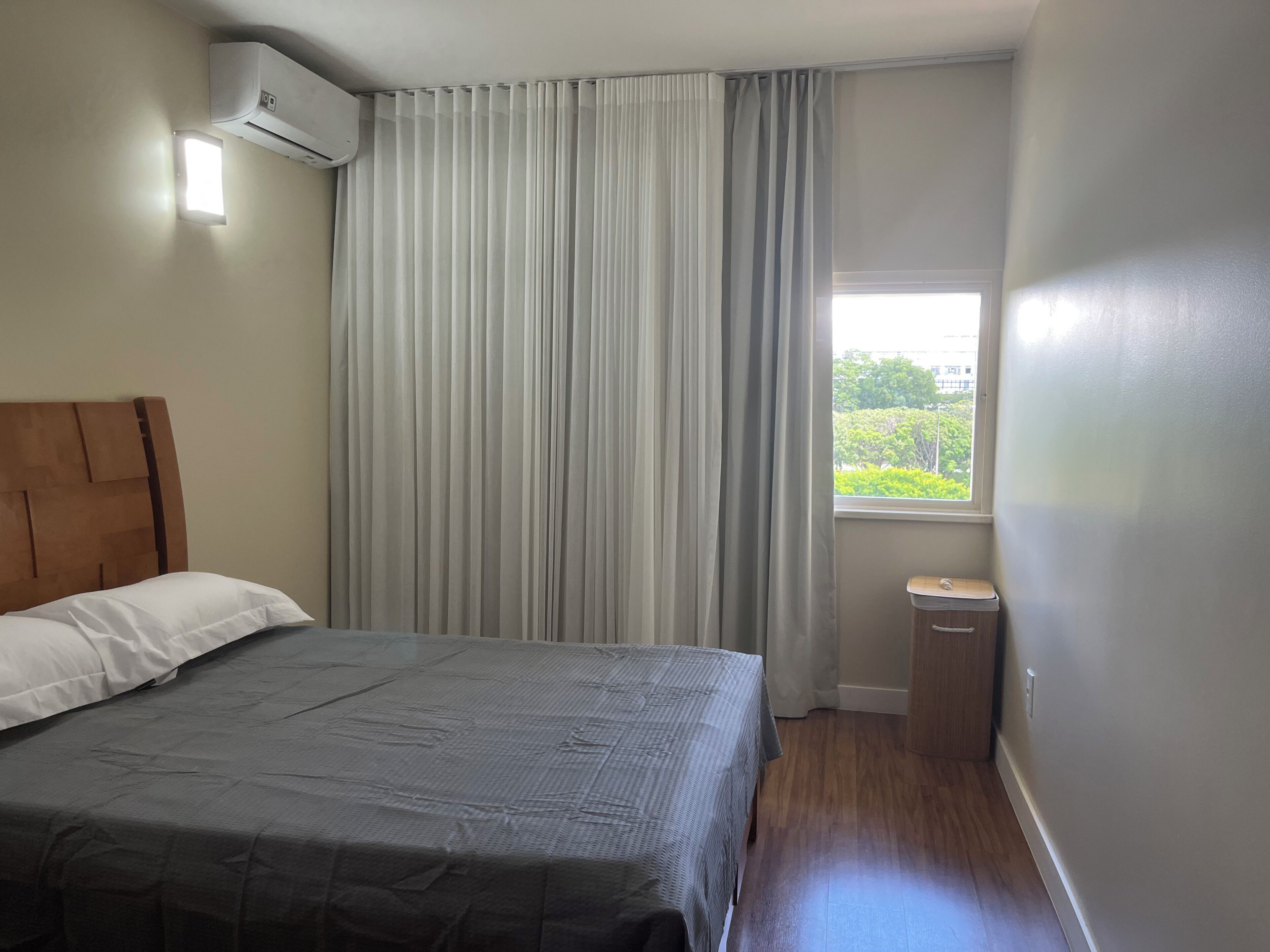 Quarto1 Economico para Casal, com Vista | Escrivaninha, espaço de trabalho para notebook, cortinas blackout
