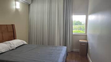 Quarto1 Economico para Casal, com Vista | Escrivaninha, espaço de trabalho para notebook, cortinas blackout