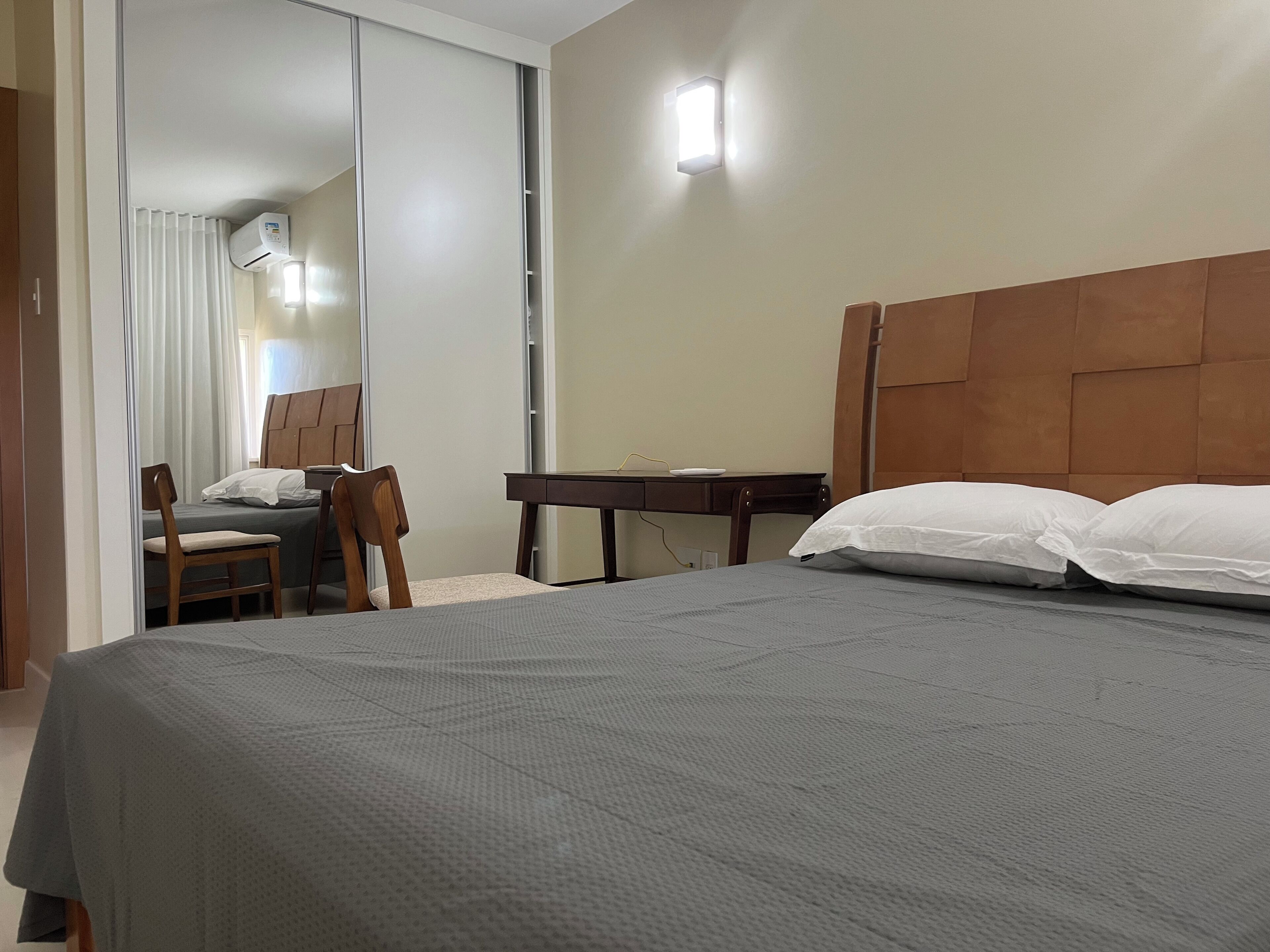 Escritorio, espacio para trabajar con laptop y cortinas blackout 