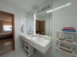 Quarto casal superluxo, vista para o jardim | Banheiro