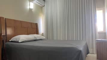 Quarto2 Confortável para casal, Cama Queen | Escrivaninha, espaço de trabalho para notebook, cortinas blackout
