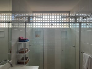 Habitación doble de lujo, vista al jardín | Baño | Regadera, amenidades de baño gratuitas, toallas, papel de baño