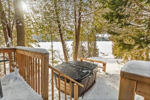 Outdoor spa tub - Le Toujours Heureux - SPA, bord de l`eau et quai (Sainte-Lucie-des-Laurentides)