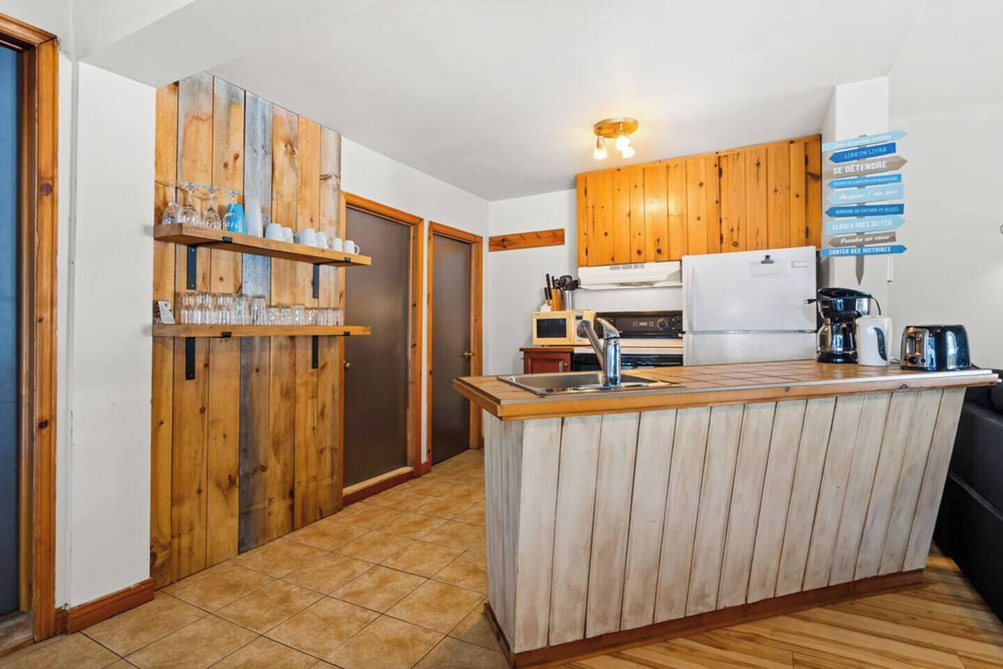 Kühlschrank, Mikrowelle, Ofen, Wasserkocher mit Kaffee-/Teezubehör