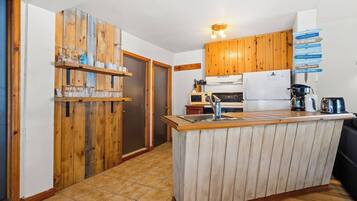KĂŒhlschrank, Mikrowelle, Ofen, Wasserkocher mit Kaffee-/Teezubehör