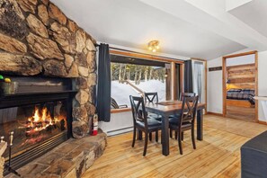 Dining - Le Toujours Heureux - SPA, bord de l`eau et quai (Sainte-Lucie-des-Laurentides)