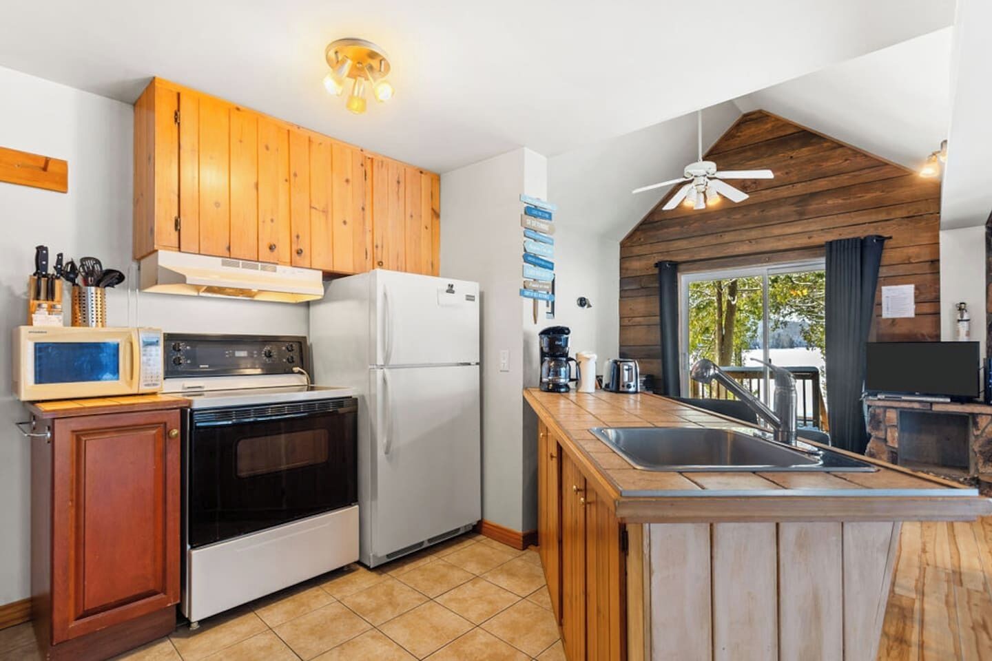 Fridge, microwave, oven, coffee/tea maker