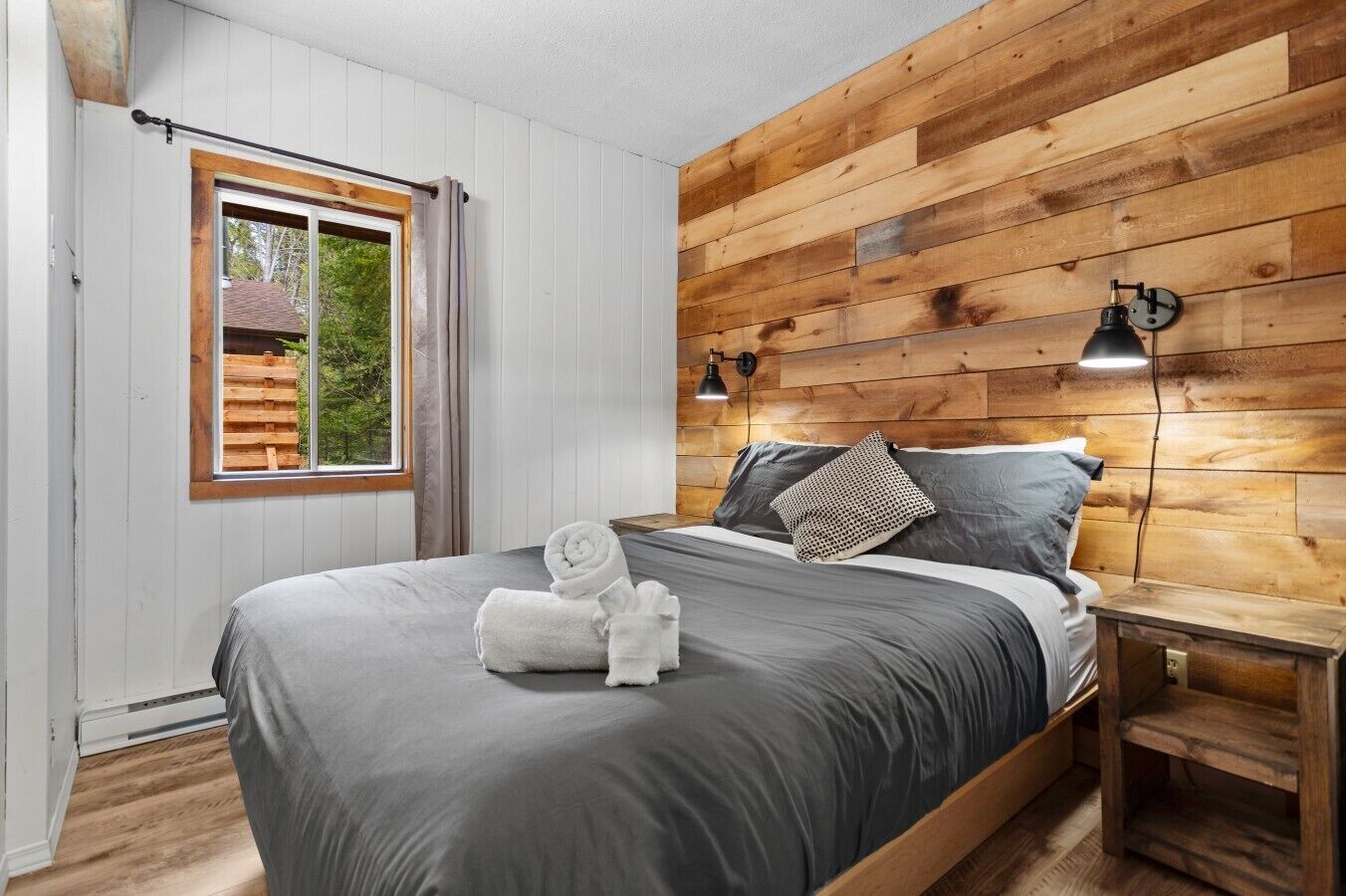 Desk, WiFi, bed sheets