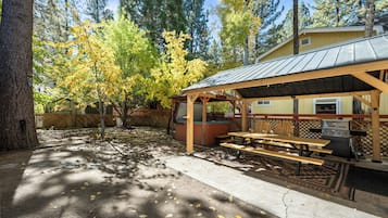 Basic House, Patio, Mountain View | Outdoor dining