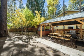 베이직 하우스, 파티오, 산 전망 | 야외 식당