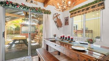 Basic House, Patio, Mountain View | Dining