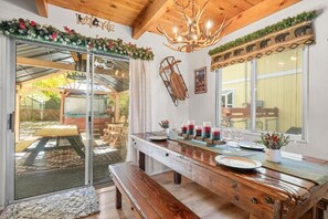 基本獨棟房屋, 庭院, 山景 | 用餐區