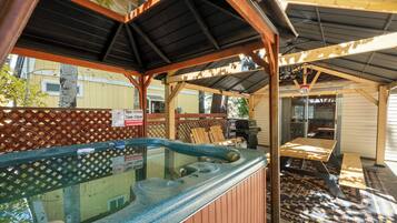 Basic House, Patio, Mountain View | Outdoor dining