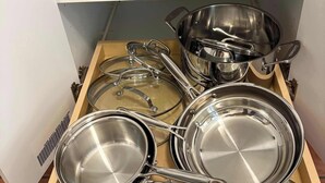 Un pensile contenente diversi utensili da cucina.
