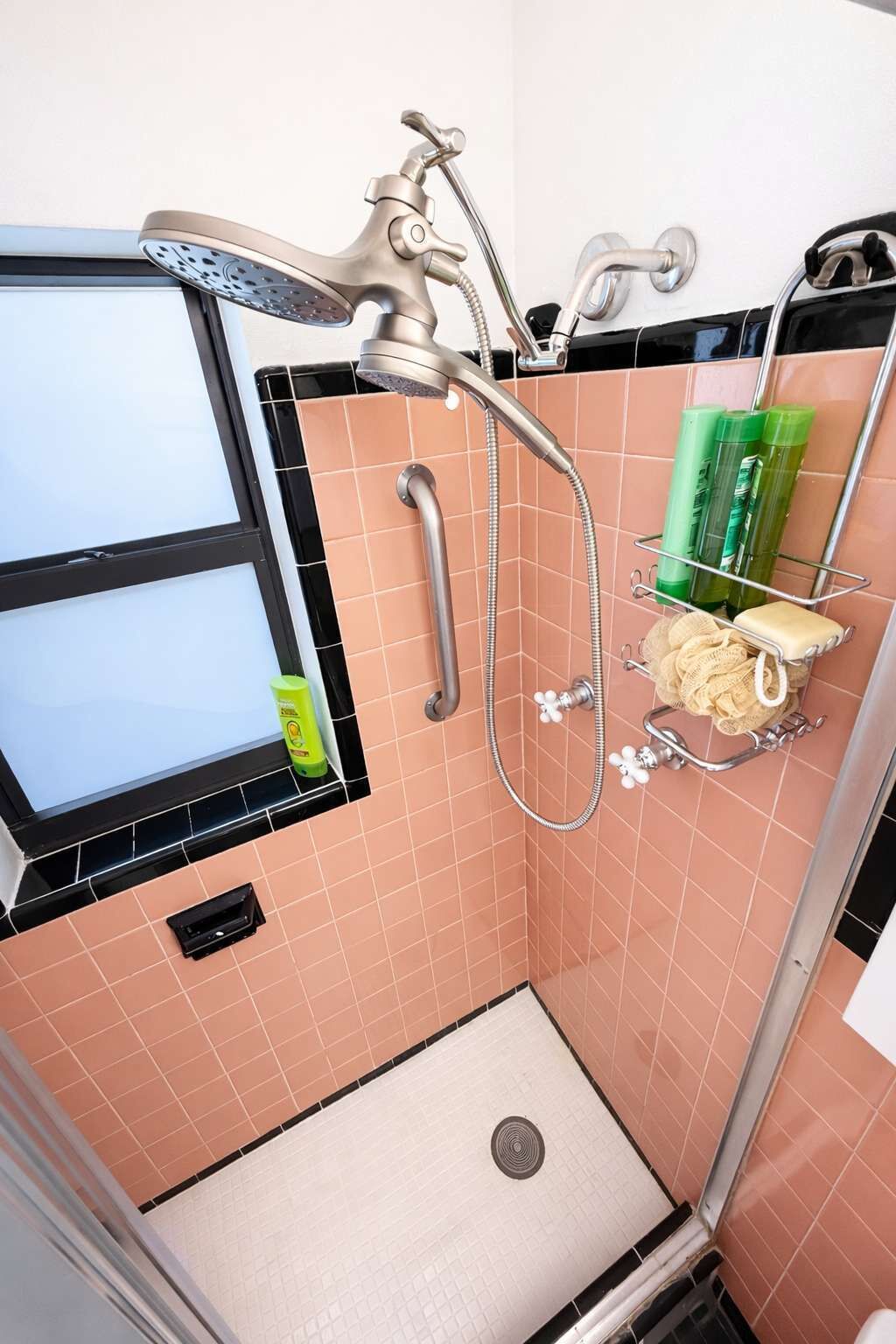 Douche, serviettes fournies, shampoing