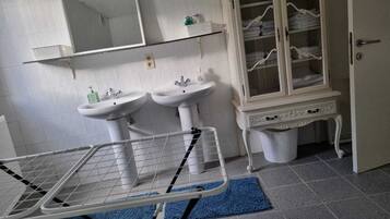 Klassiek huis, uitzicht op tuin | Badkamer